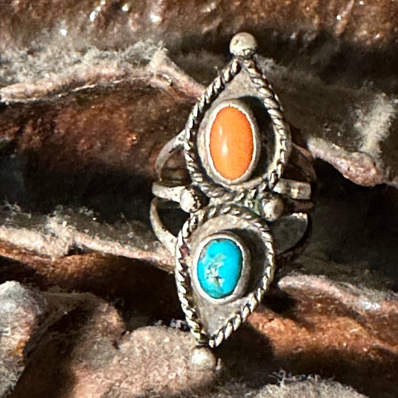 Navajo Vintage Sterling and Turquoise and Coral Ring 10 - Picture 4 of 8